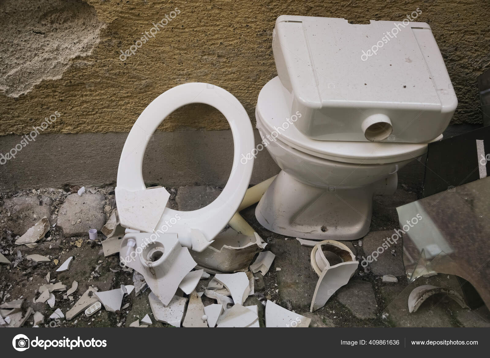Dokumentasi toilet rusak dan pecah