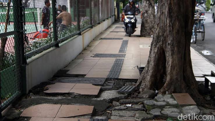 Dokumentasi trotoar rusak dan menggangu pejalan kaki