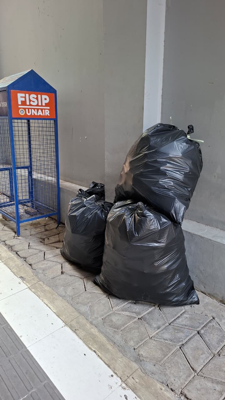 Dokumentasi tempat sampah penuh dan berserakan